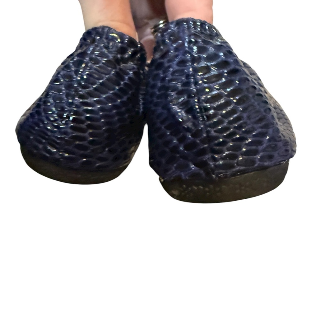 Tory Burch Blue Textured Flats with Gold Emblem - Picture 2 of 5